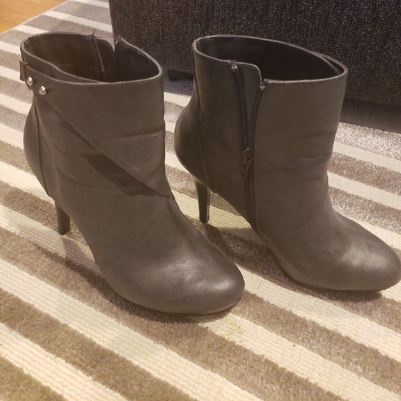 style and company Shoes - Gray Side Zip Boots, Size 8.5